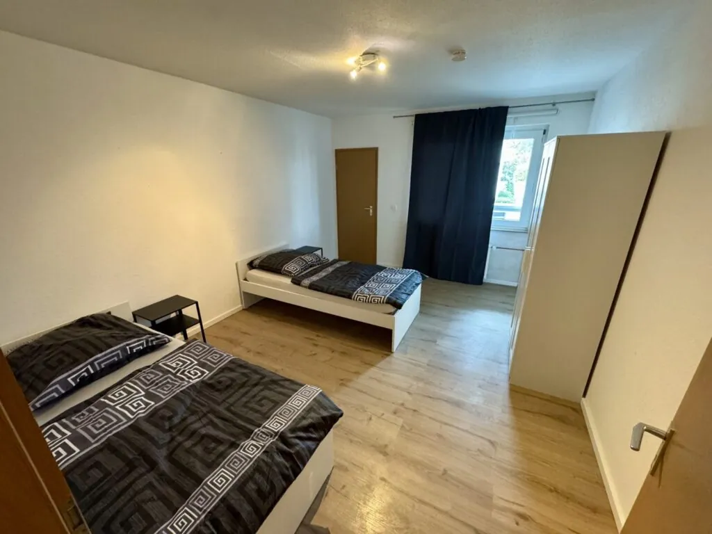 Monteurwohnung in Langenfeld zwischen Düsseldorf und Köln mit 4 Betten und Tiefgaragenstellplatz