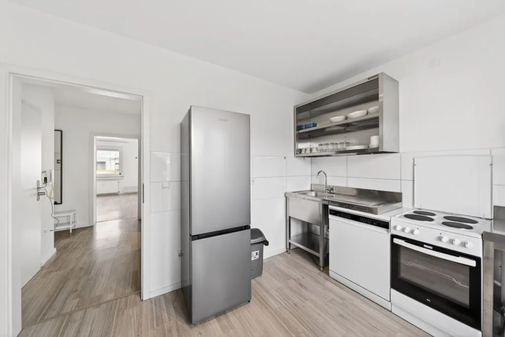 Küche mit Kühlschrank, Herd und Mikrowelle – Monteurwohnung Solingen
