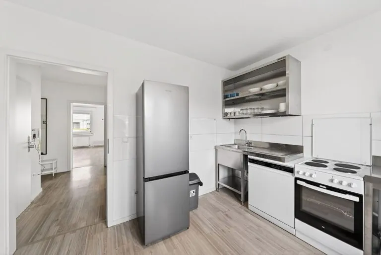 Küche mit Kühlschrank, Herd und Mikrowelle – Monteurwohnung Solingen