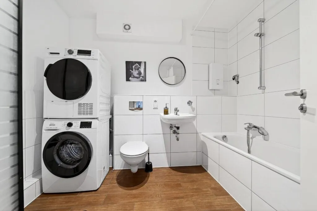 Bad mit Badewanne, Waschmaschine und Trockner – Monteurwohnung Solingen