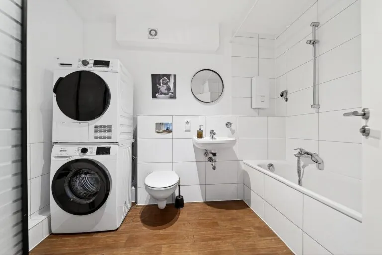 Bad mit Badewanne, Waschmaschine und Trockner – Monteurwohnung Solingen
