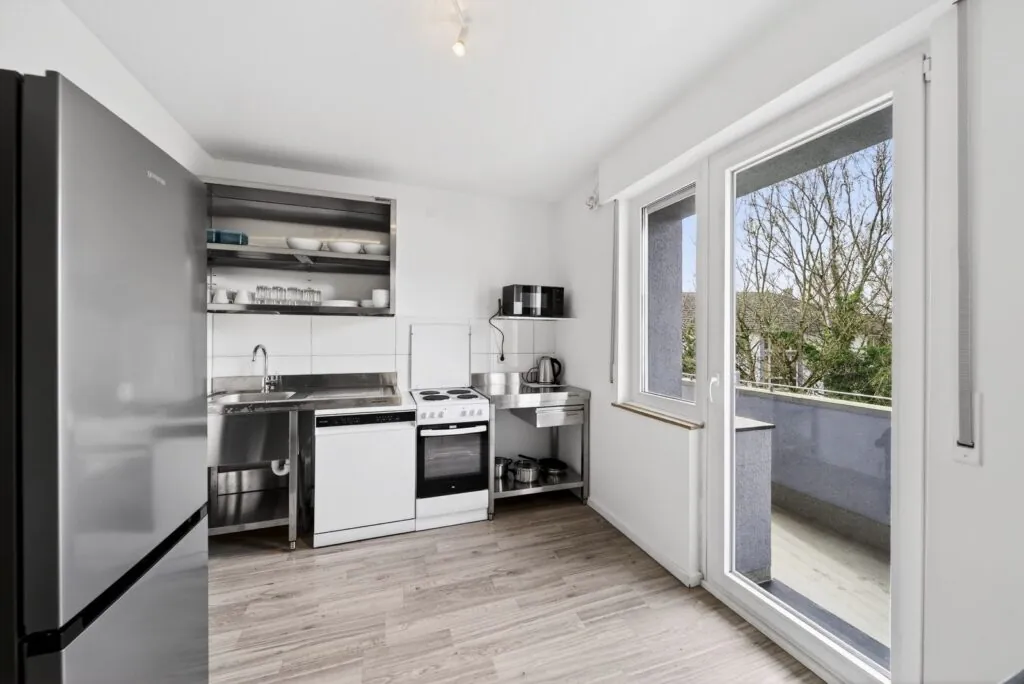 Küche mit Zugang zum Balkon – Monteurwohnung Solingen