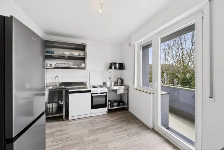 Küche mit Zugang zum Balkon – Monteurwohnung Solingen