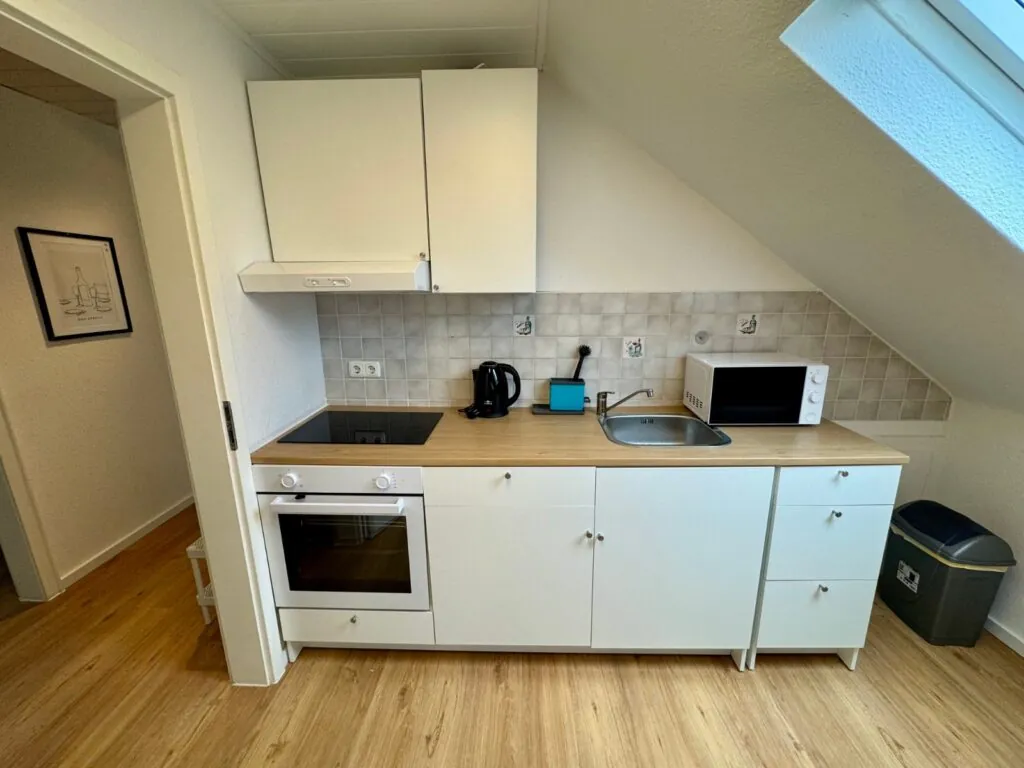 Küche mit Einbauküche und Esstisch in einer Monteurwohnung in Solingen
