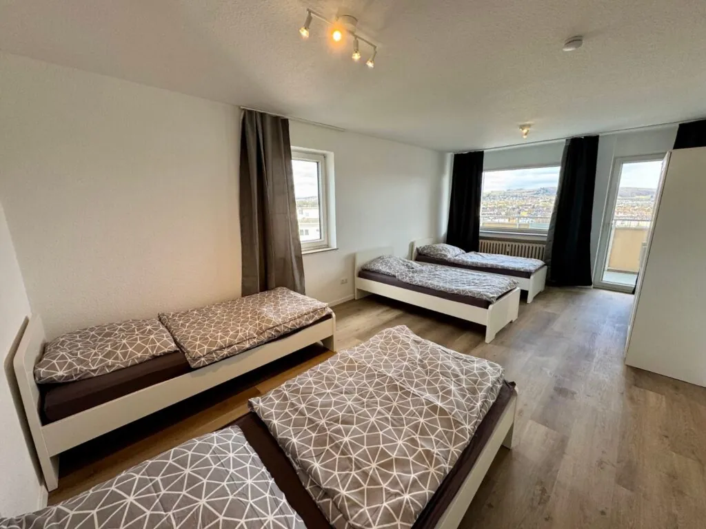 Monteurwohnung in Wuppertal-Oberbarmen: 3 Schlafzimmer, 8 Betten, Aufzug und Balkon