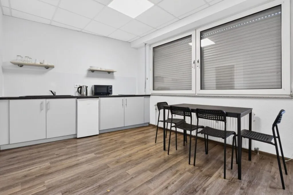 Küche mit Essbereich in einem 4-Bett-Apartment im Boardinghouse Solingen