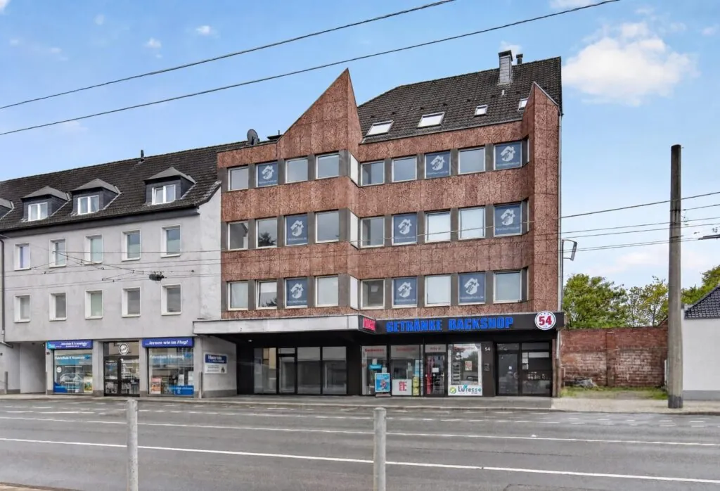 Boardinghouse Monteurheld in Solingen – Außenansicht mit Stellplätzen im Hof
