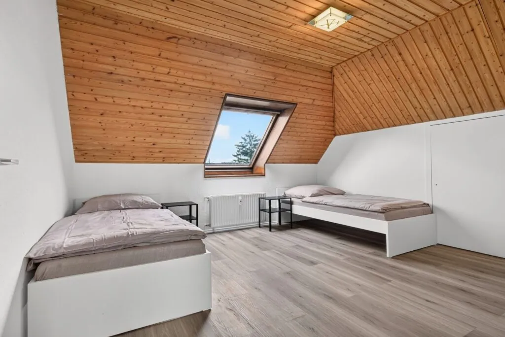 Schlafzimmer im Dachgeschoss-Apartment mit 8 Betten im Boardinghouse Solingen