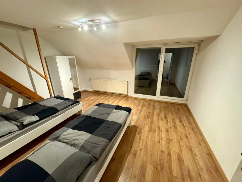 Wohn- und Schlafbereich einer Maisonette-Monteurwohnung in Solingen