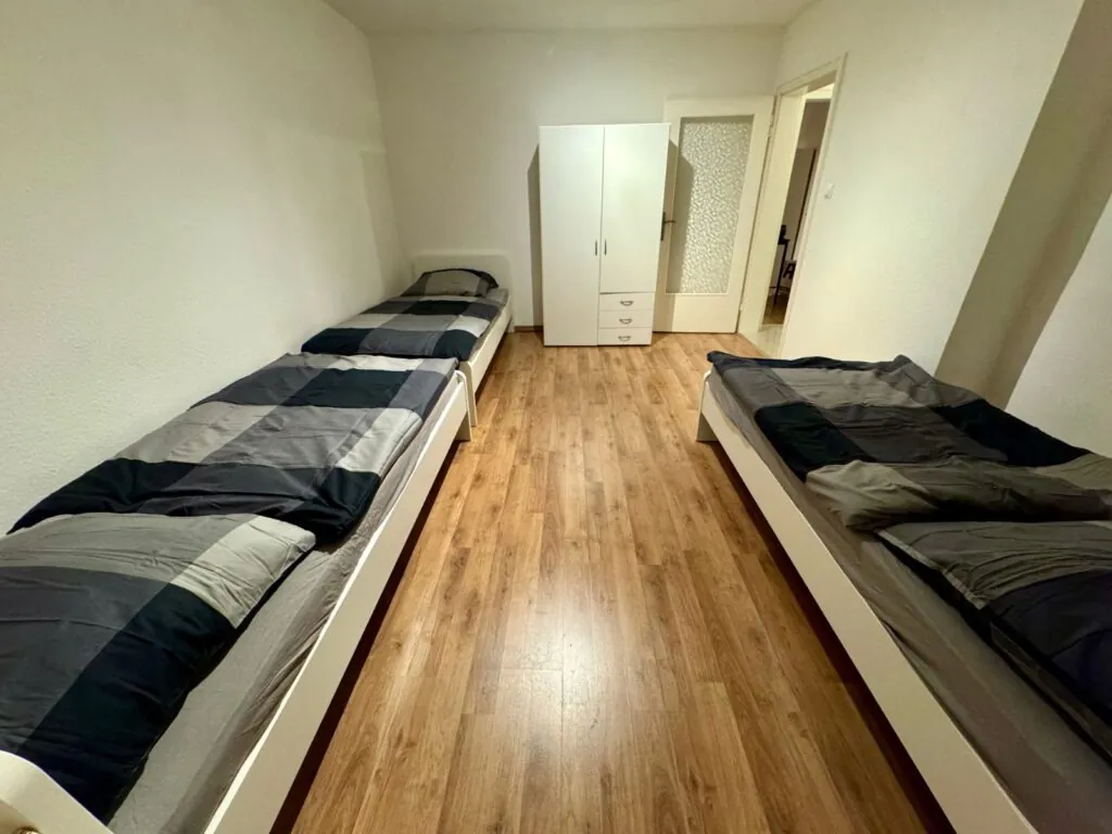 Schlafzimmer mit Einzelbetten in der Maisonette-Monteurwohnung in Solingen